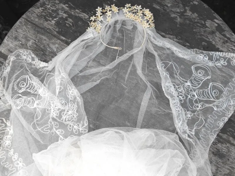 A Beautiful 1940s Vintage Bridal Ivory Net Veil & Wax Flower Headdress