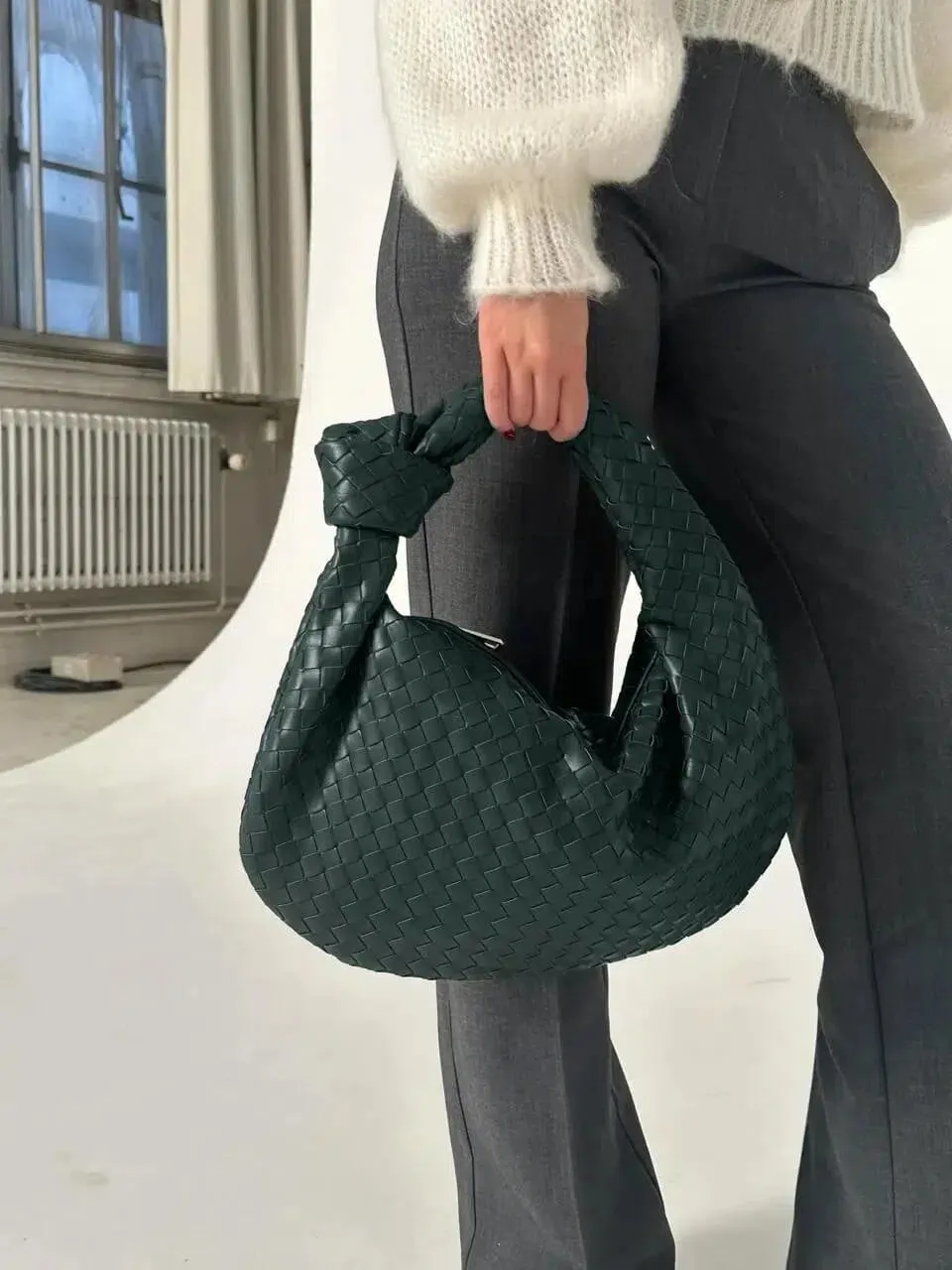 Amara – Refined stylish silhouette – Midi handbag