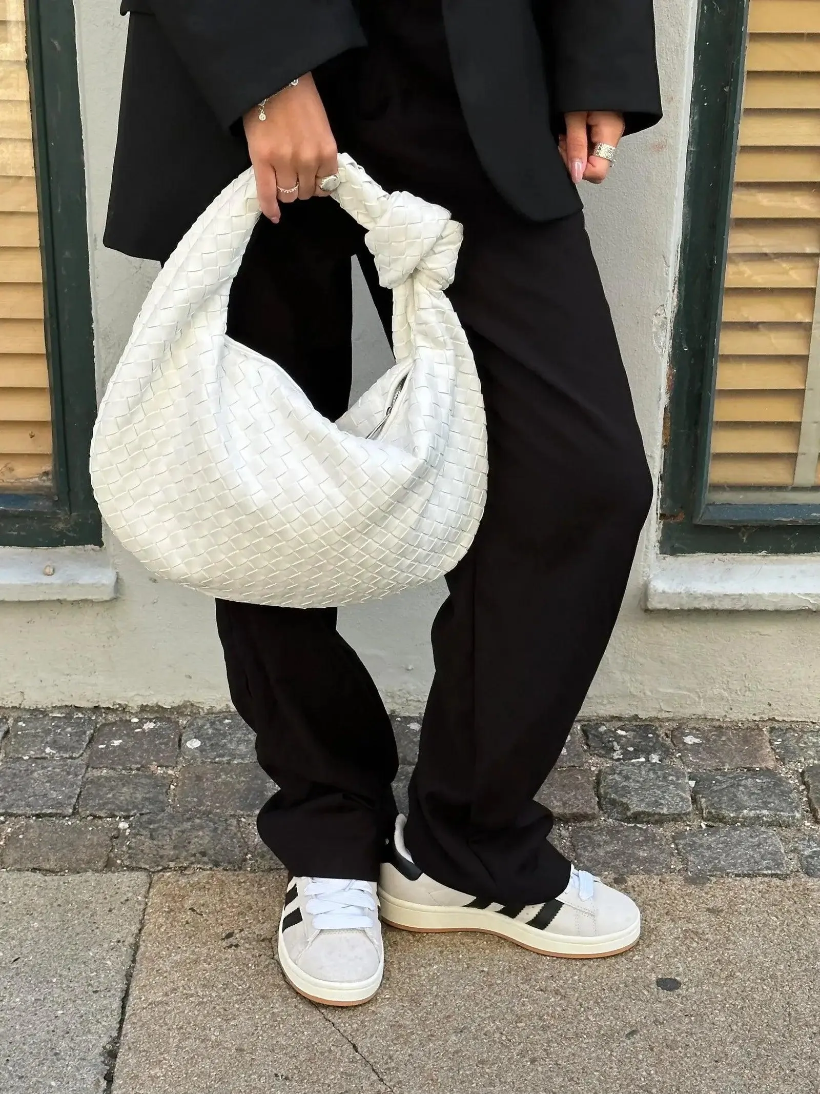 Amara – Refined stylish silhouette – Midi handbag