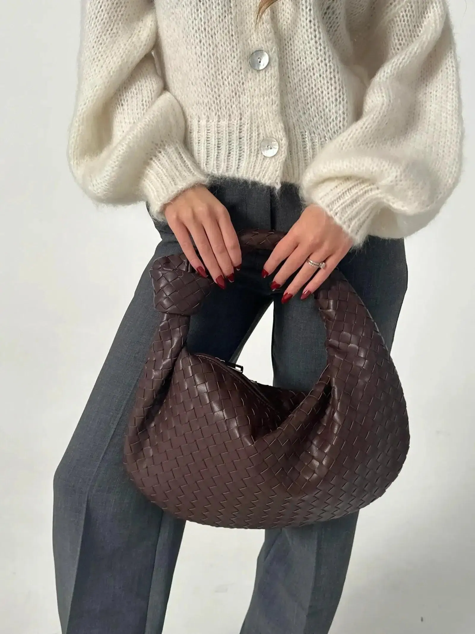 Amara – Refined stylish silhouette – Midi handbag
