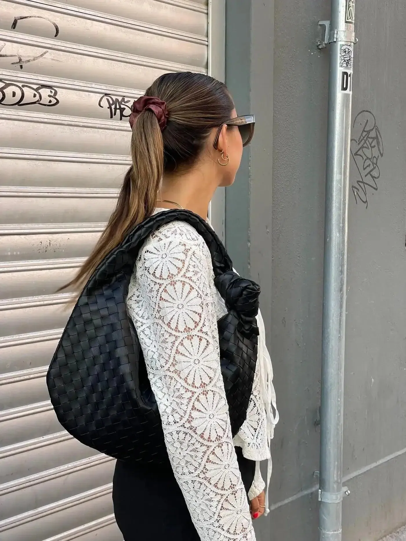 Amara – Refined stylish silhouette – Midi handbag