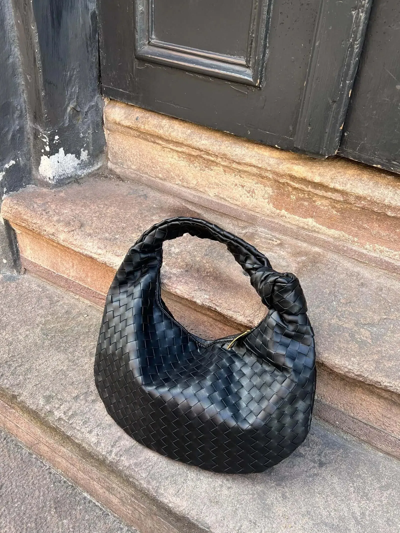 Amara – Refined stylish silhouette – Midi handbag