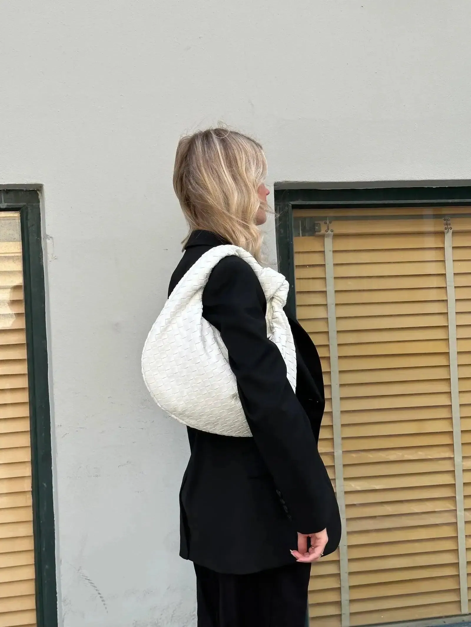 Amara – Refined stylish silhouette – Midi handbag