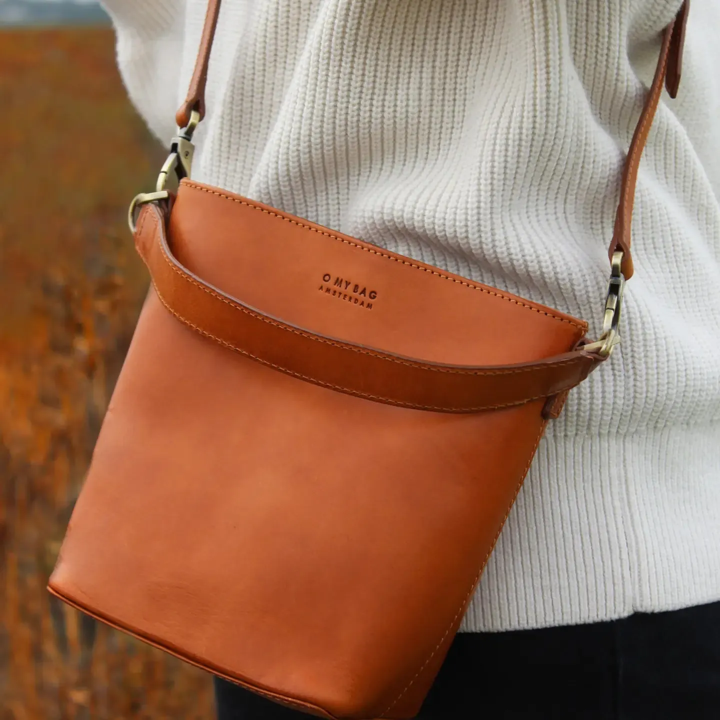 Bobbi Bucket Midi - Leather Cognac