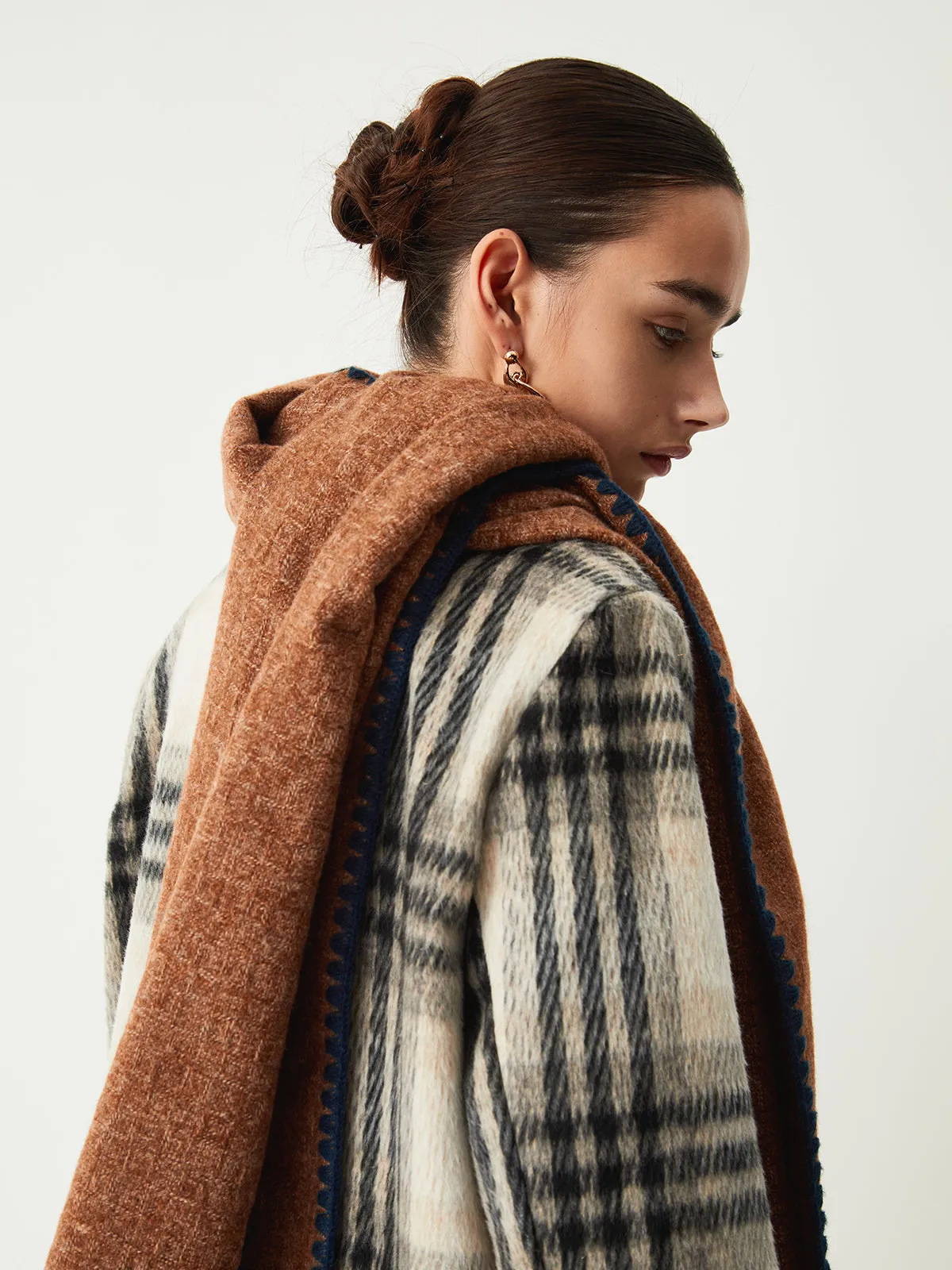 Contrast Trim Graceful Fringed Scarf