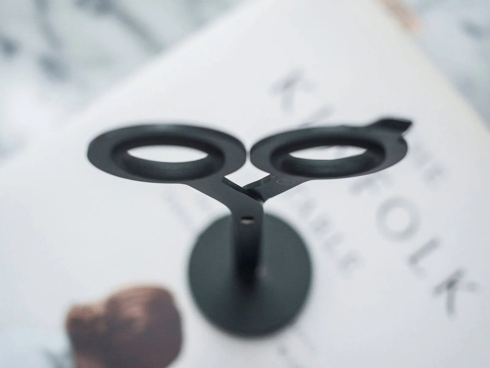 HMM Black Scissors with Base