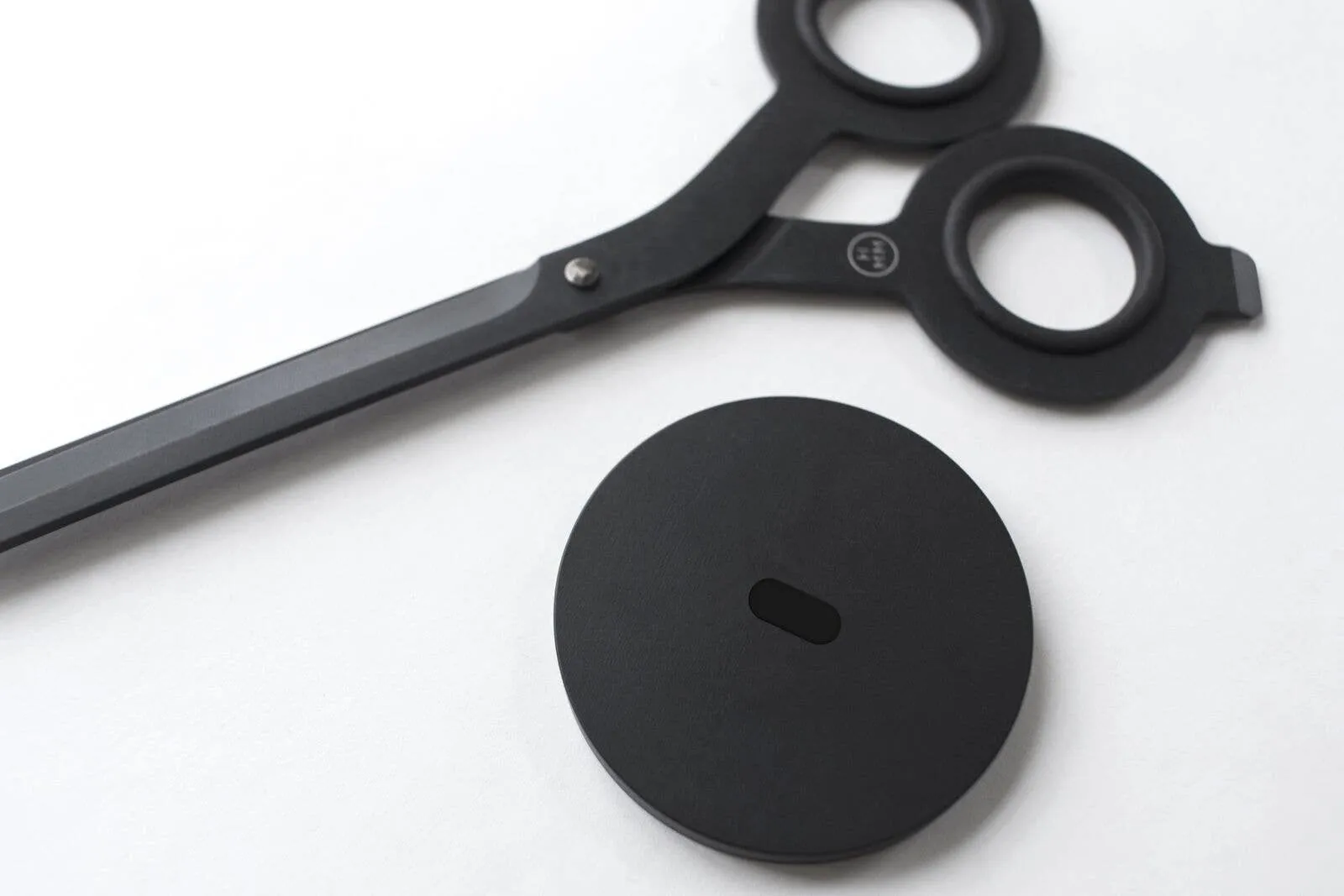 HMM Black Scissors with Base