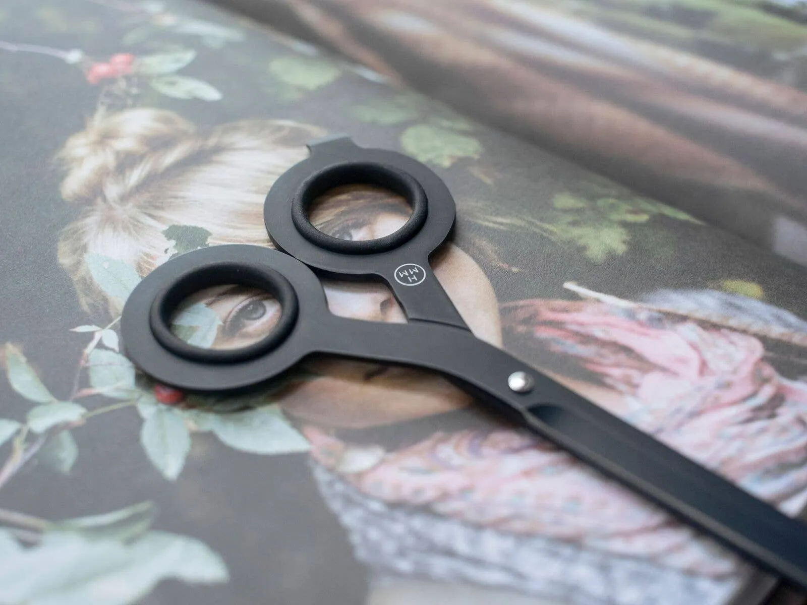 HMM Black Scissors with Base
