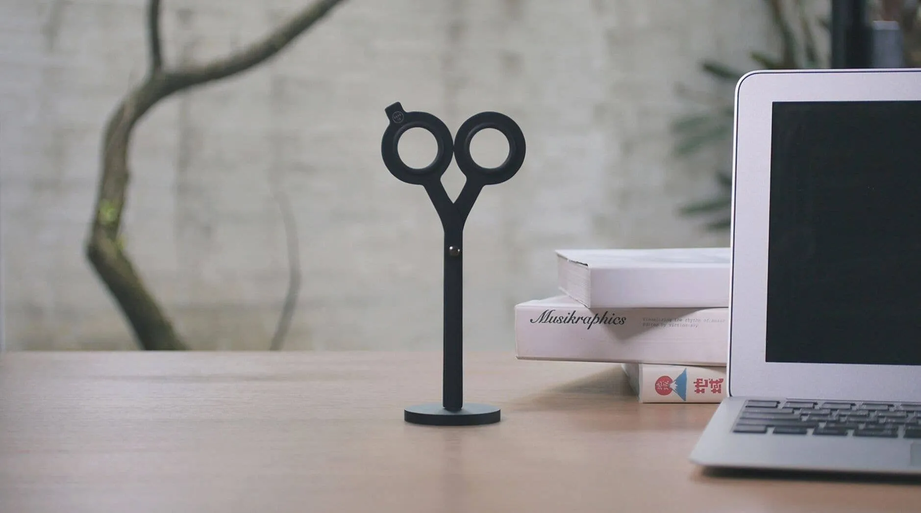 HMM Black Scissors with Base