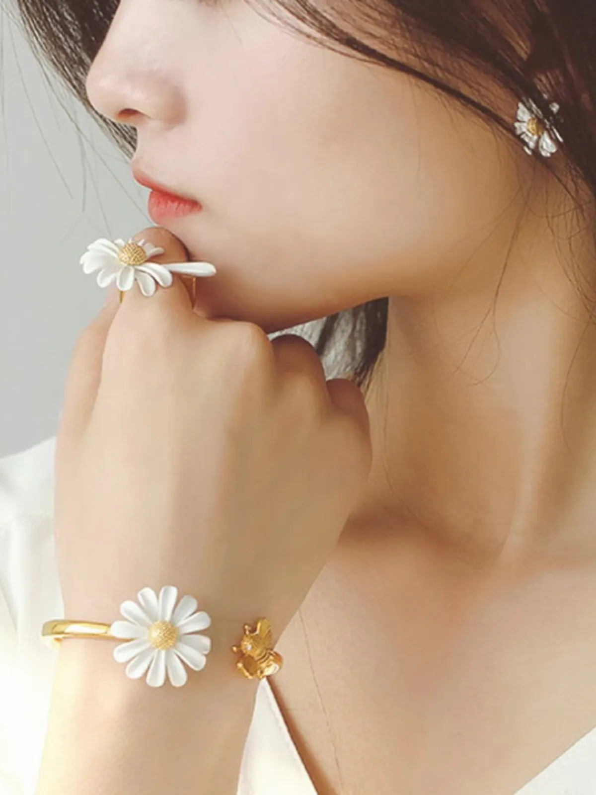Pretty Petals Daisy Flower Bracelet